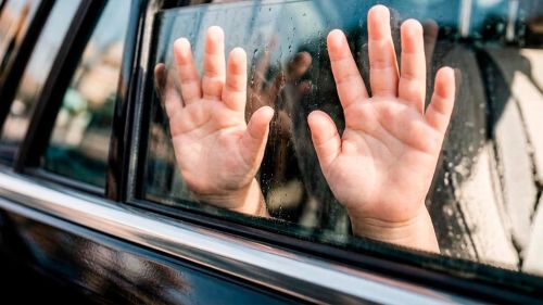 В Казани автоинспекторы спасли запертого в машине годовалого ребенка