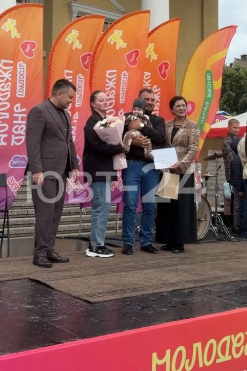 В Альметьевске на Дне молодежи семьи участников СВО с новорожденными получили сертификаты