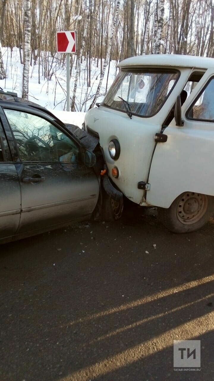 В Бавлинском районе лоб в лоб столкнулись «Лада Калина» и «УАЗ» |  02.03.2022 | Альметьевск - БезФормата